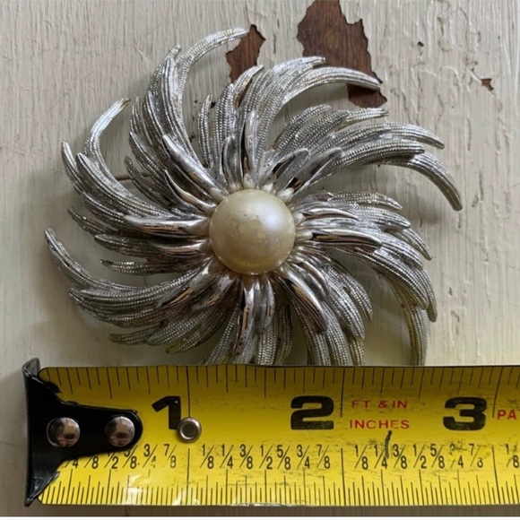 large Vintage Sarah Coventry pinwheel brooch - Picture 5 of 5